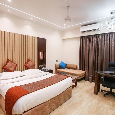 Hotel Royal Palace Jalgaon Buitenkant foto