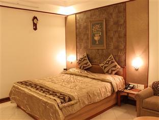 Hotel Royal Palace Jalgaon Buitenkant foto
