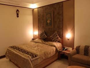 Hotel Royal Palace Jalgaon Buitenkant foto