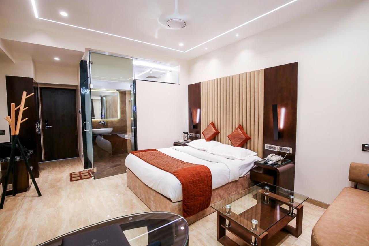 Hotel Royal Palace Jalgaon Buitenkant foto
